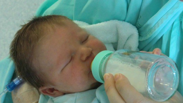 un bebe de 6 meses puede tomar agua