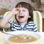 ¿Por qué no debo obligar a mi hijo a comer?